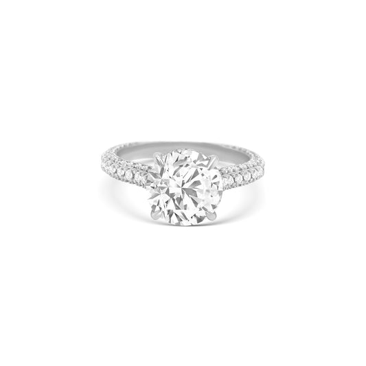 This elegant round solitaire diamond ring features sparkling side stones, perfect for engagements or special occasions.