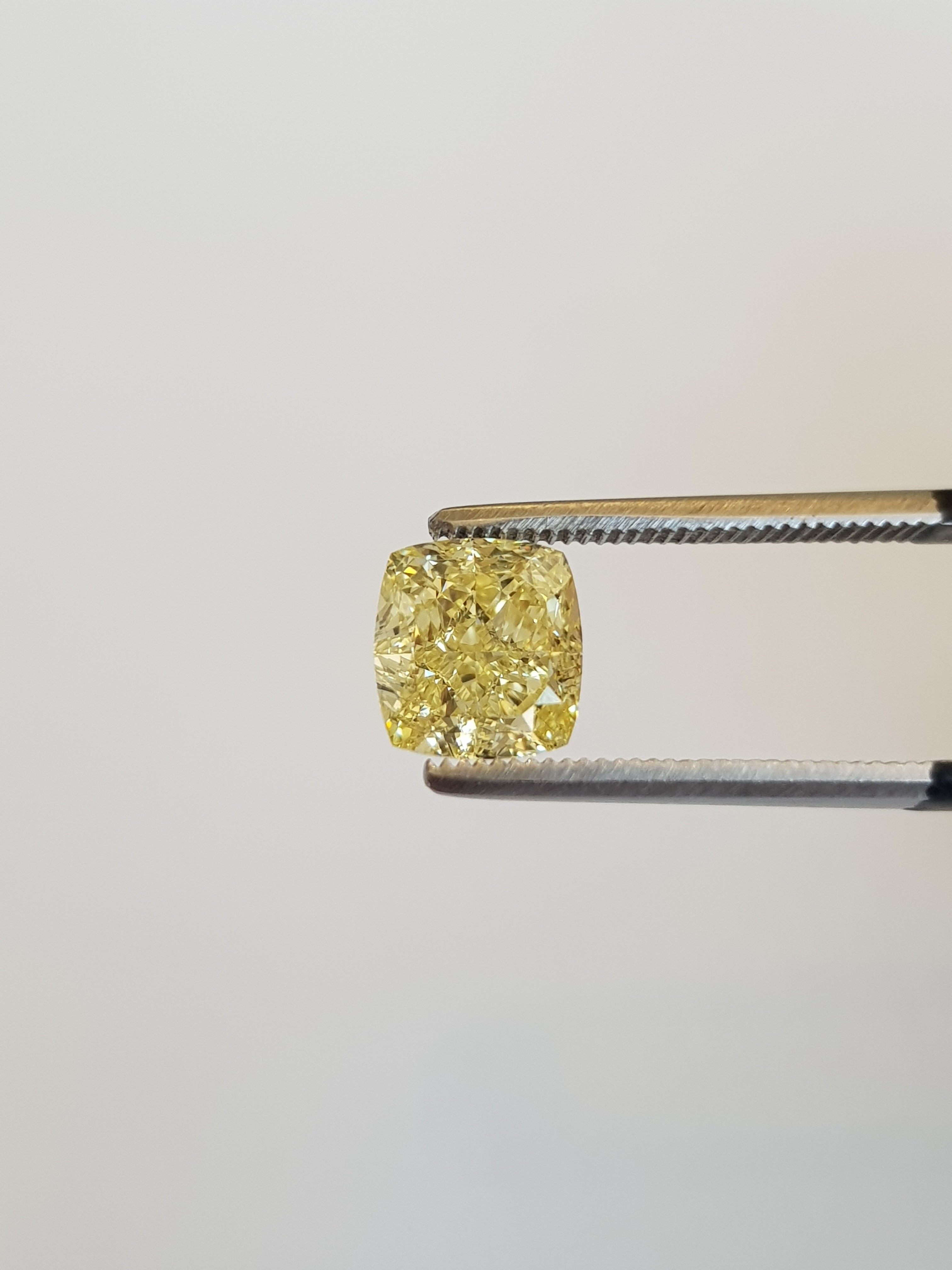 2,01ct Cushion Fancy Yellow IF