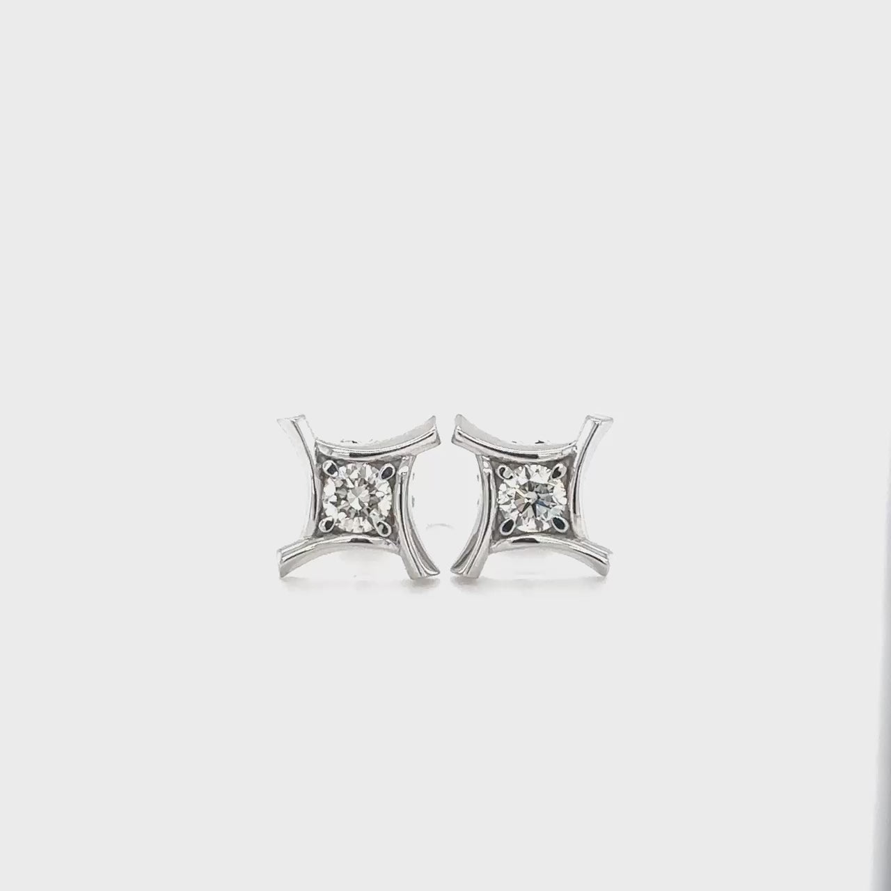  Round Brilliant, Graduating Diamond, Stud Earrings, Jewelry, Fashion, Accessories, Fine Jewelry, Women's Fashion, Diamond Earrings, Luxury Jewelry.